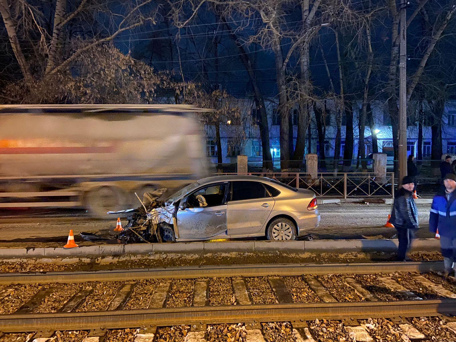 Фото Двое мужчин пострадали после столкновения Volkswagen Polo с ограждением в Новосибирске 2